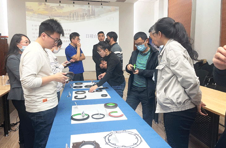 小勐拉99厅携手一汽解放举办技术交流日，引领商用车技术发展